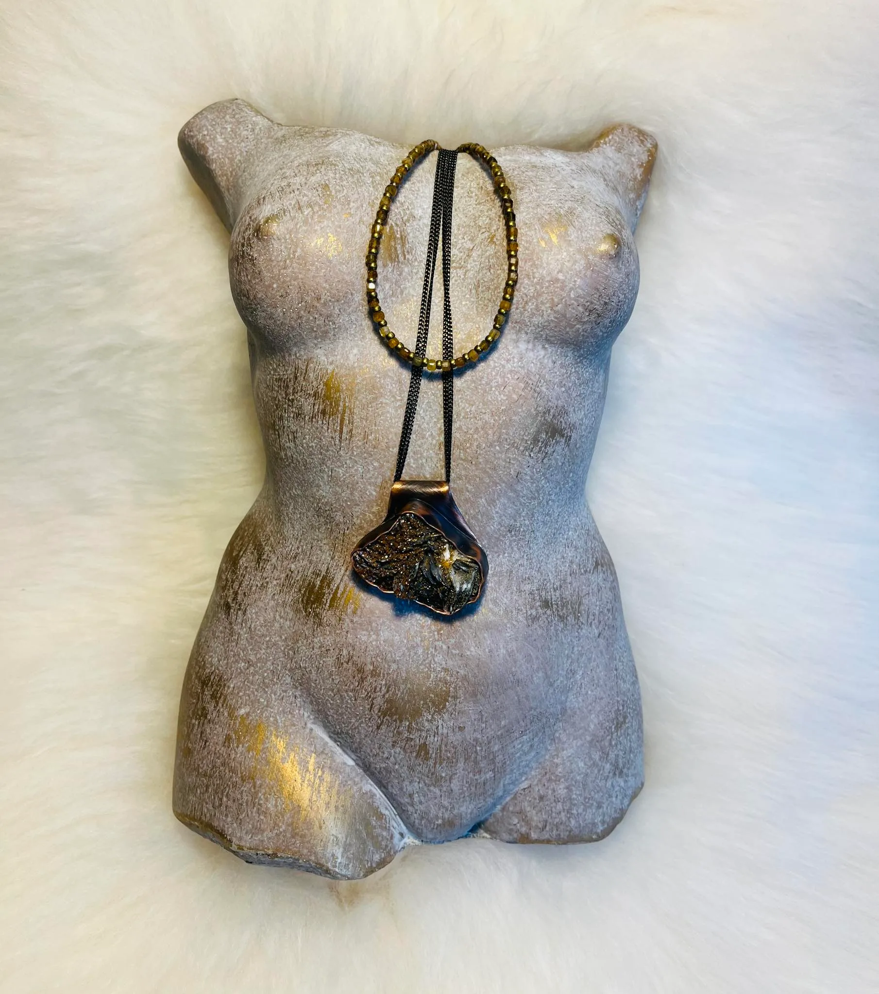 Artystyczny naszyjnik w miedzi z wanadynitu i fluorytu zółtego