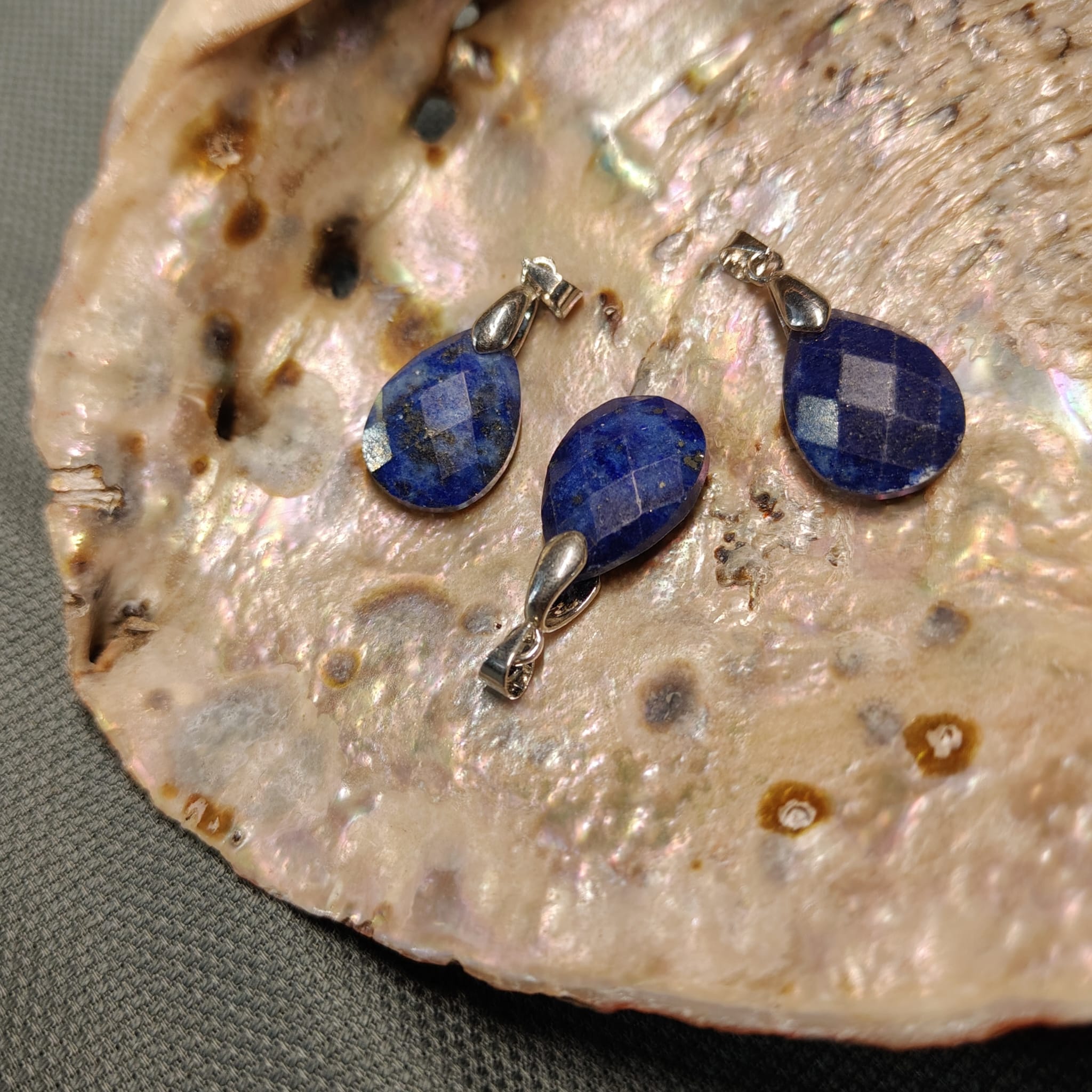 Zawieszka „Lapis lazuli” fasetowana