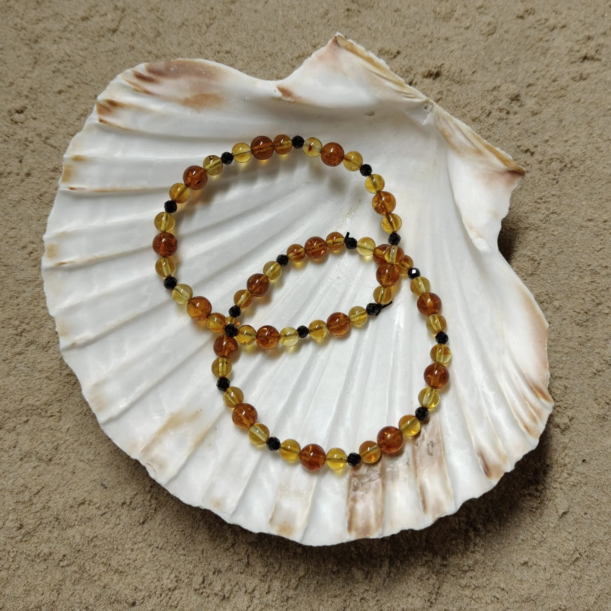 Bransoletka „Bursztyn z turmalinem” na gumce