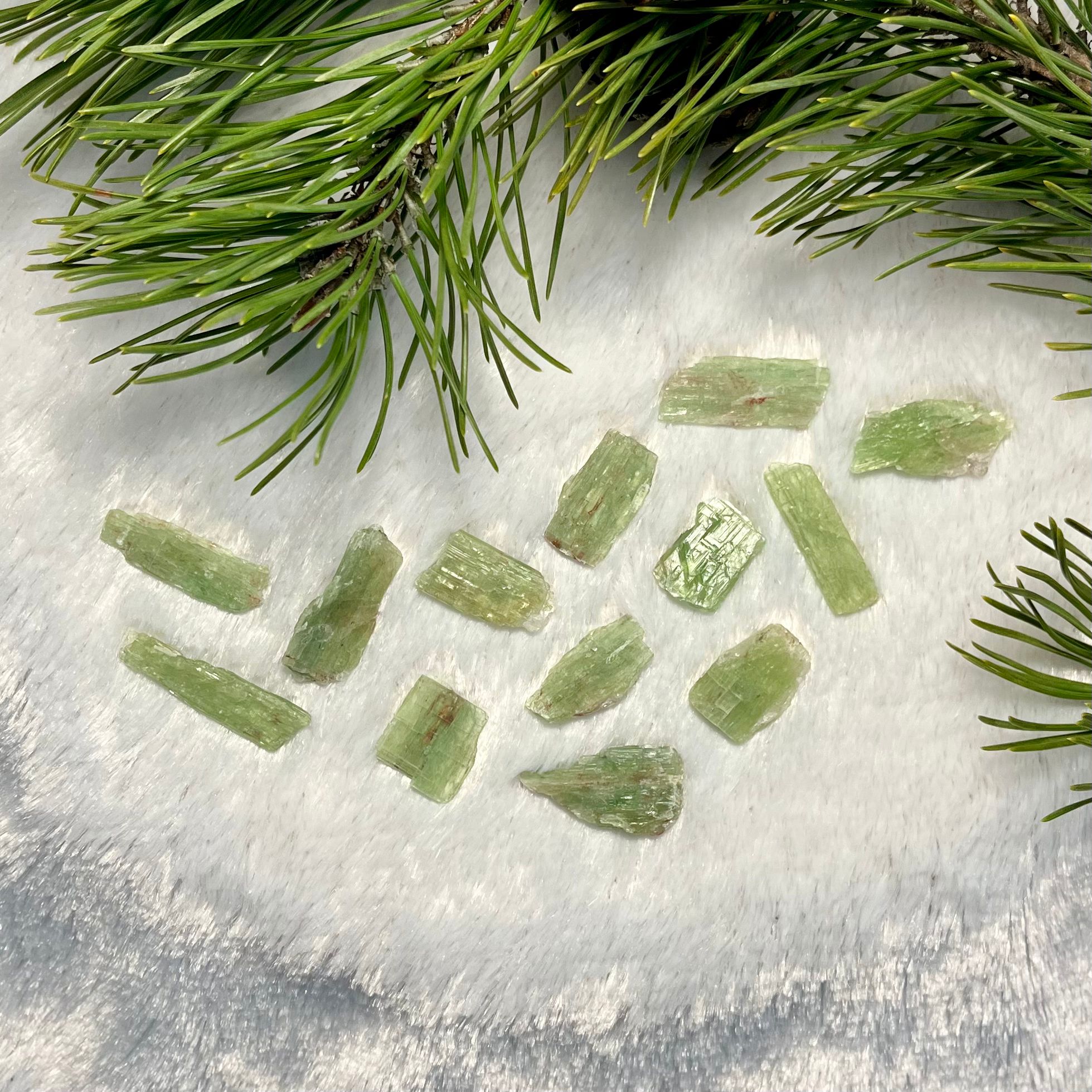 Kyanit zielony (surowy)