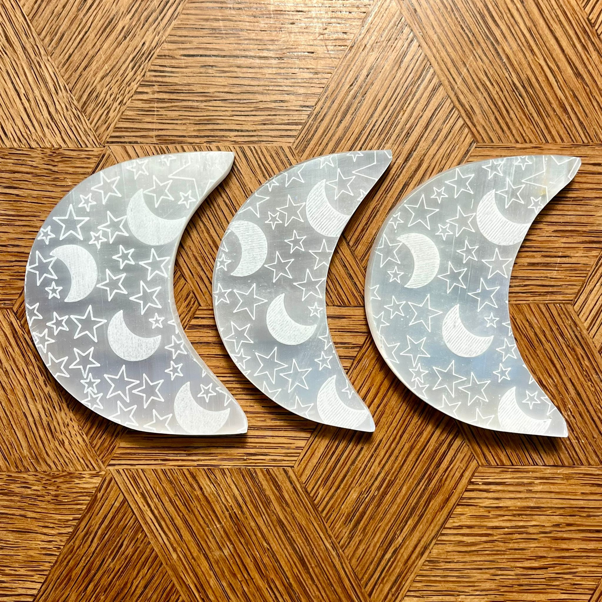 Selenitowa podstawka oczyszczająca (księżyc)