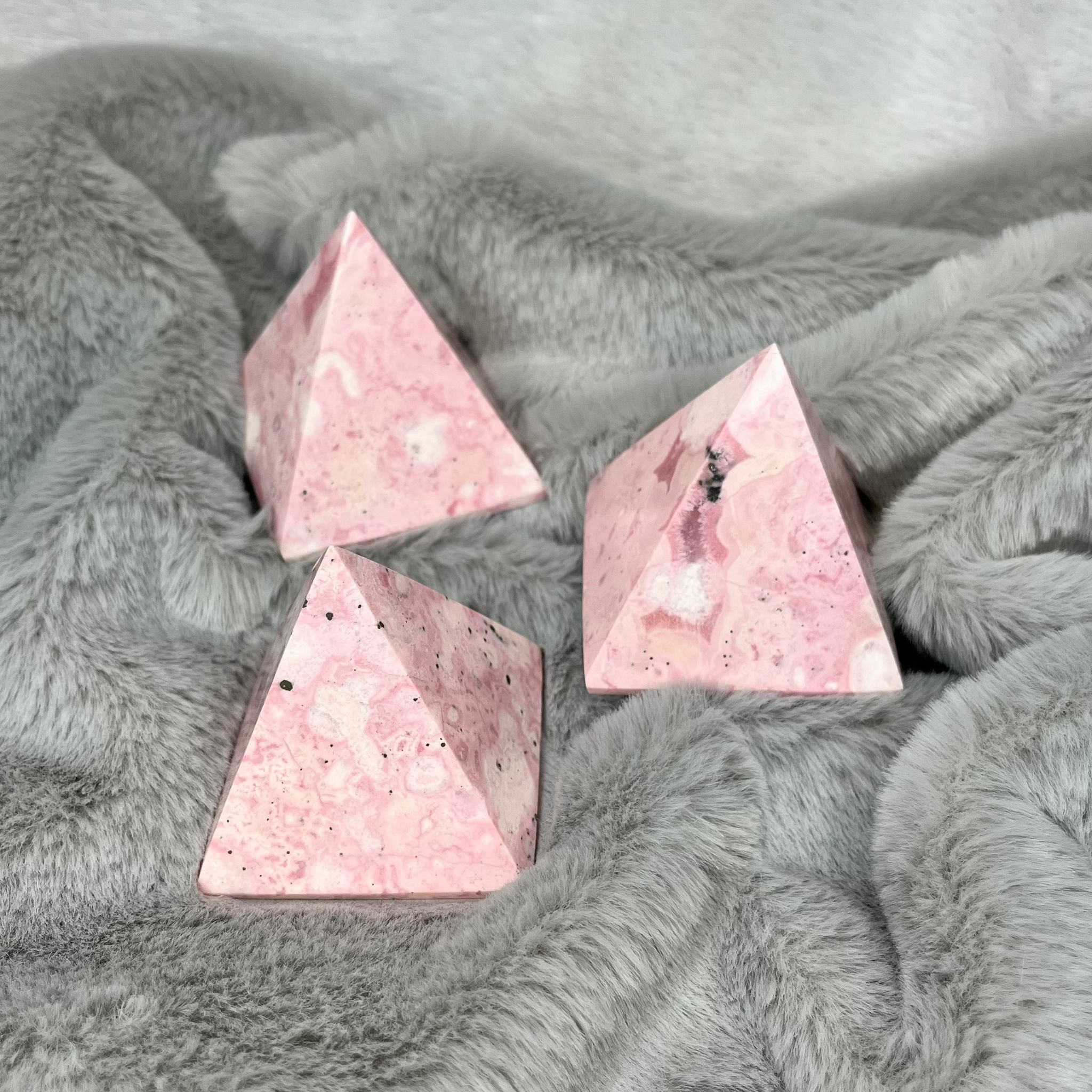 Rodonit piramida (polerowana)