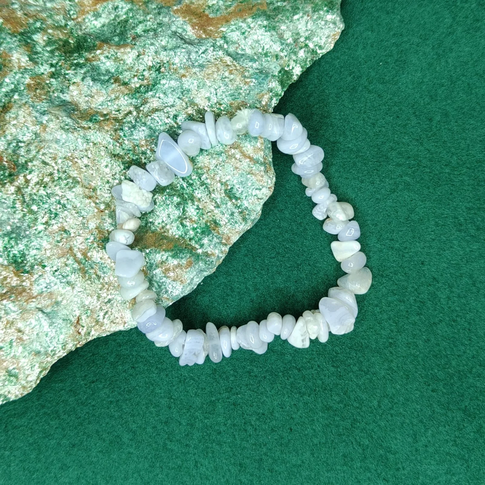 Bransoletka „Chalcedon niebieski” z drobnych kamieni