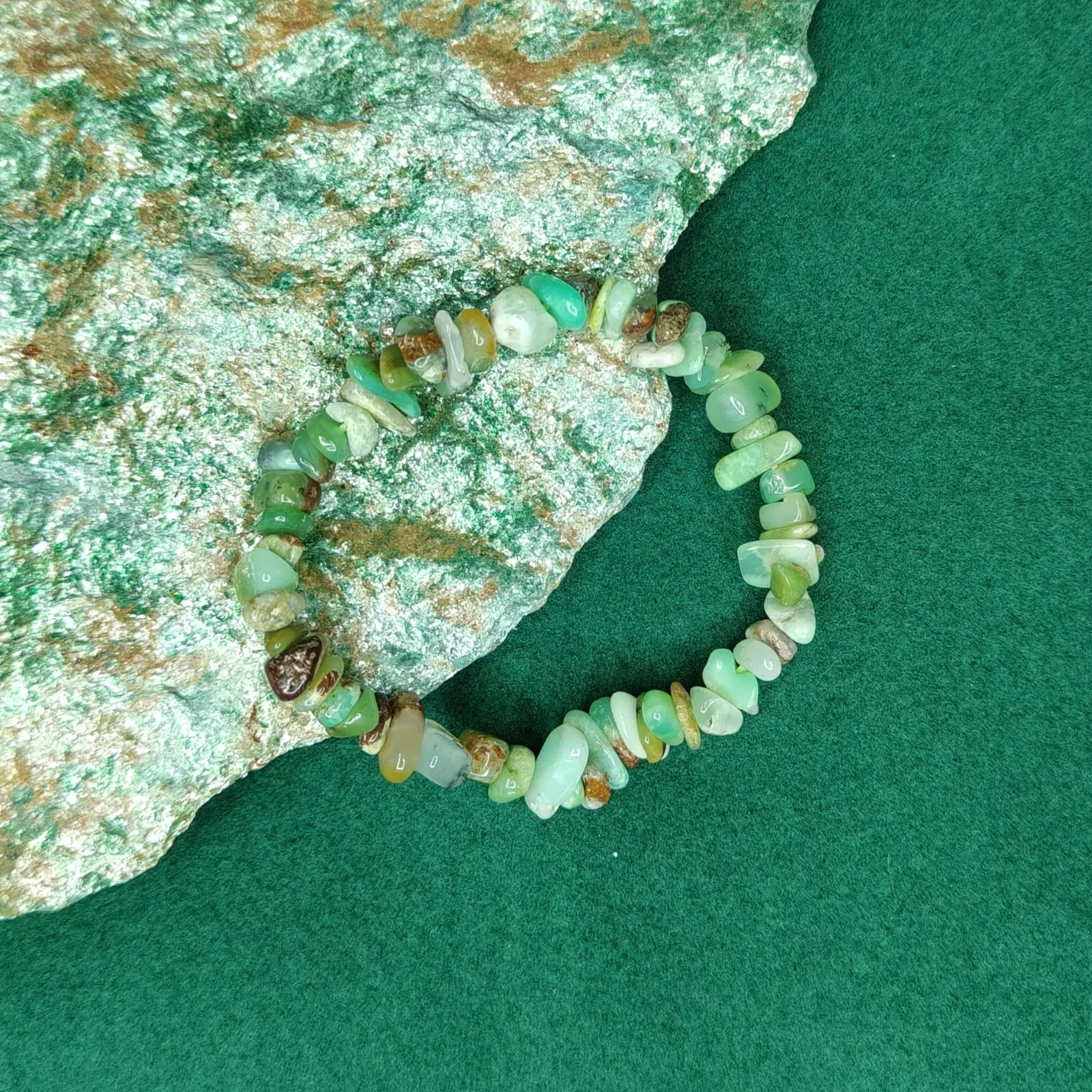 Bransoletka „Chryzopraz” z drobnych kamieni