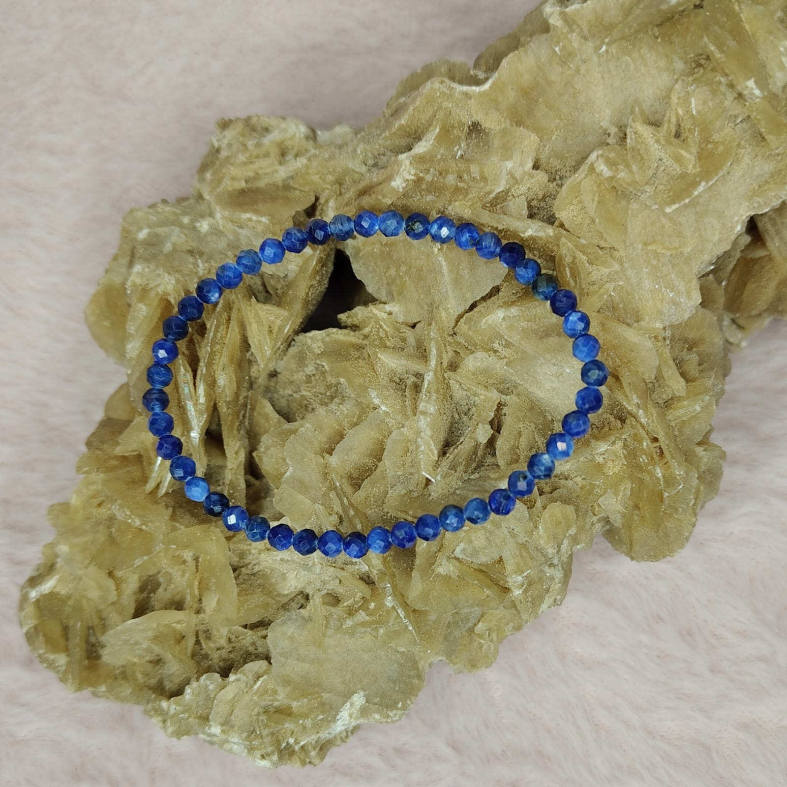 Bransoletka „Kyanit niebieski” na gumce