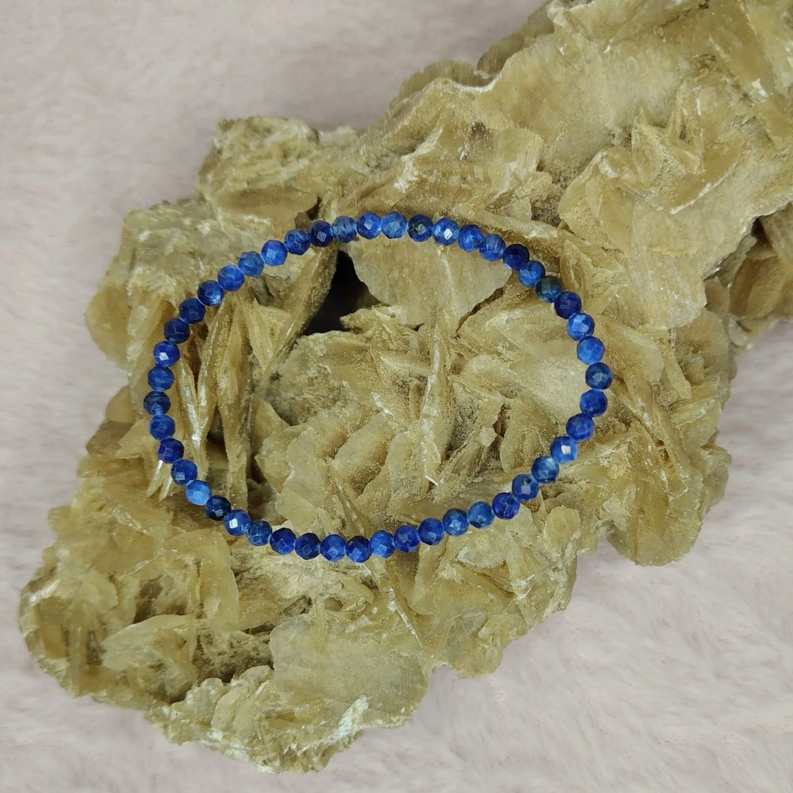 Bransoletka „Kyanit niebieski” na gumce