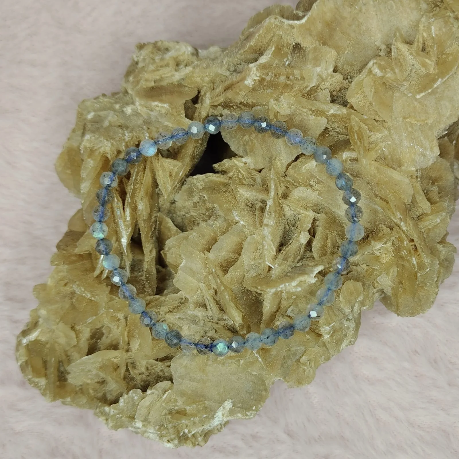 Bransoletka „Labradoryt” na gumce