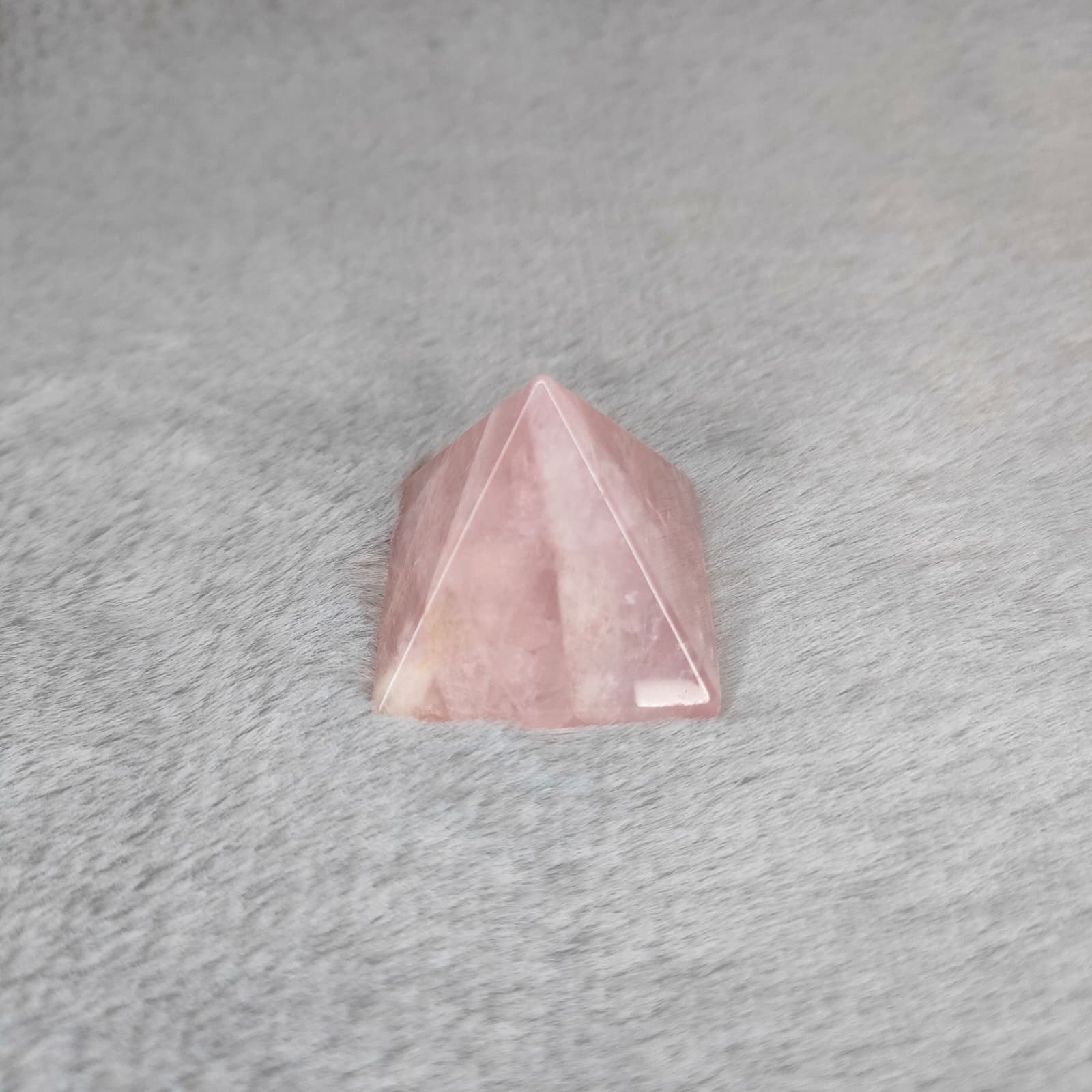 Piramida z minerału