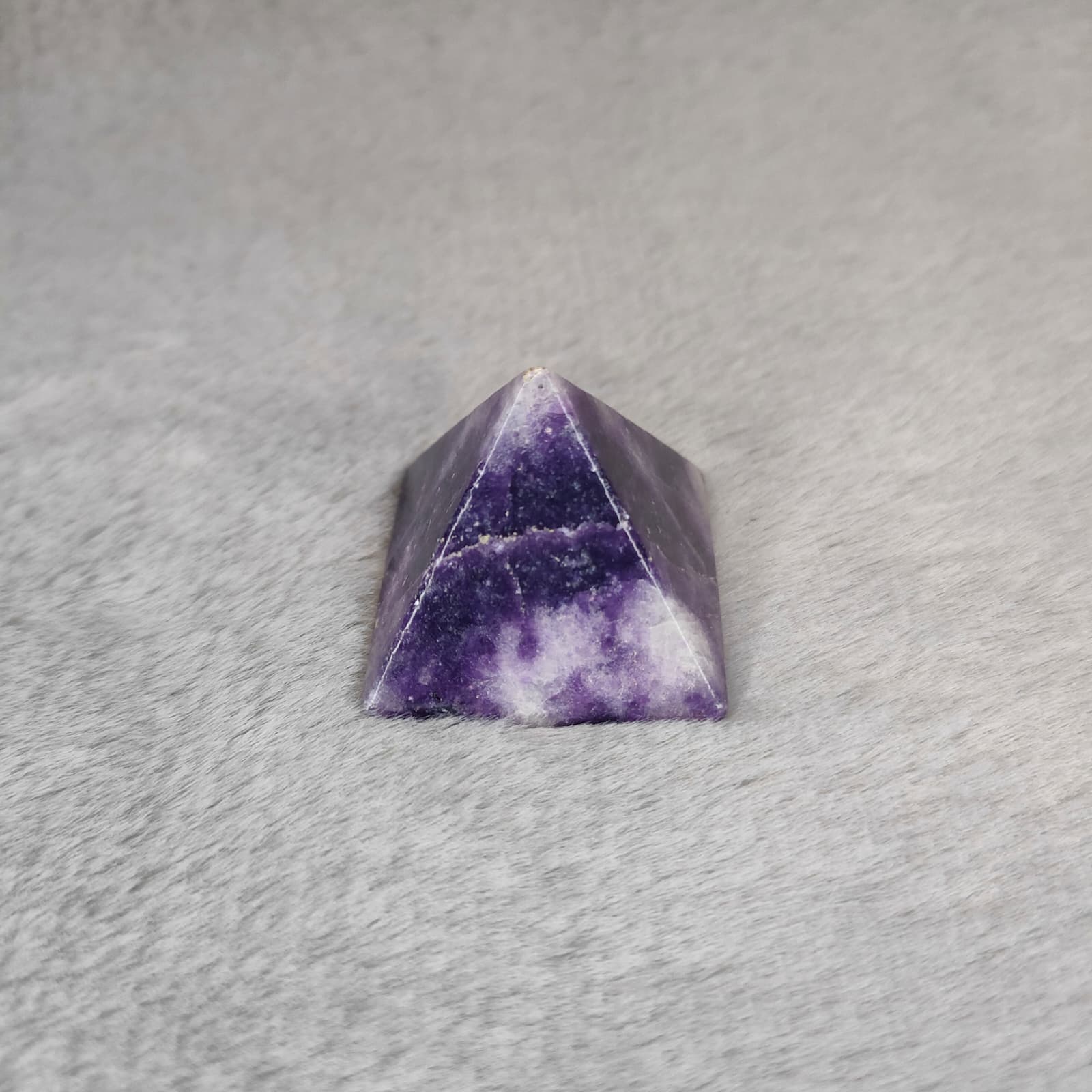 Piramida z minerału