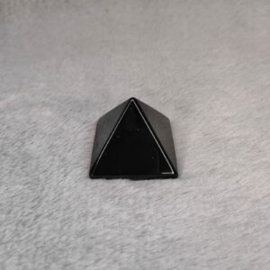 Piramida z minerału - Obsydian czarny