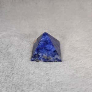 Piramida z minerału - Sodalit