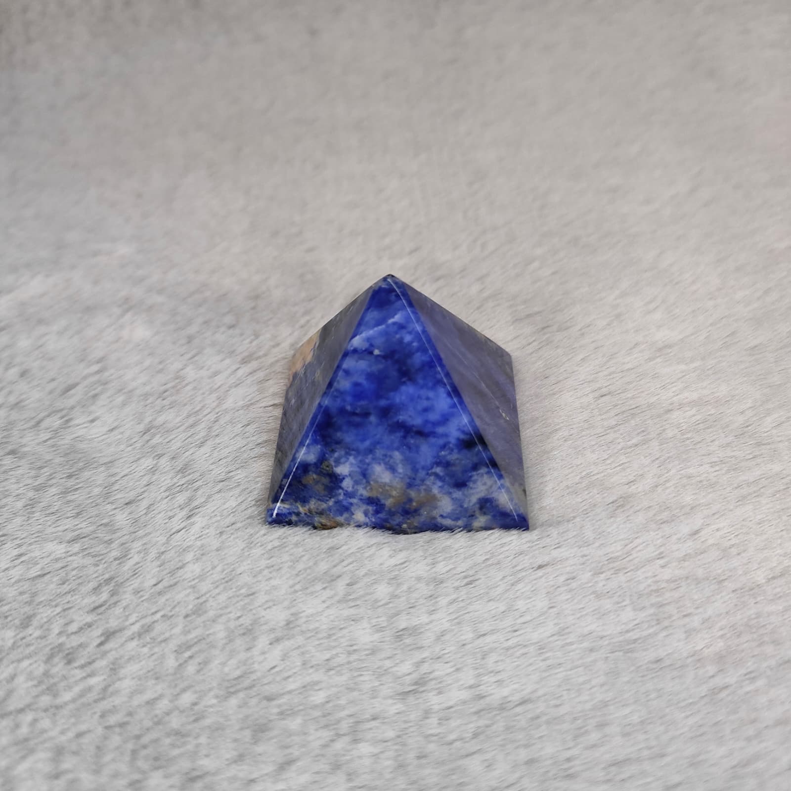 Piramida z minerału