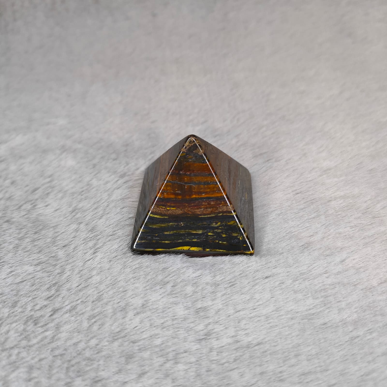 Piramida z minerału
