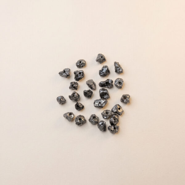 Diament czarny surowy – naturalne bryłki carbonado z otworem przelotowym